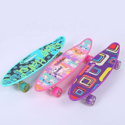 Flat-Plate portatile piccolo pesce Tavola stampato Skateboard quattro ruote Flash Scooter di mobilità per ragazzi e ragazze