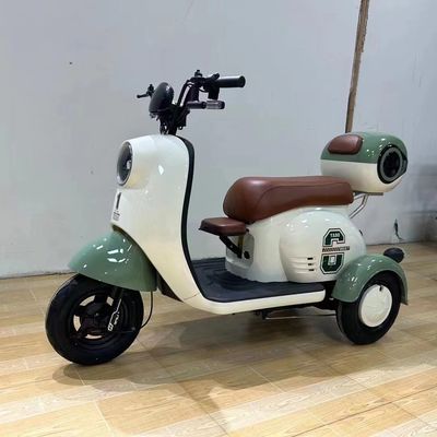 Potenza motore 600W Scooter a tre ruote per adulti Posizione motore hub posteriore Batteria integrata